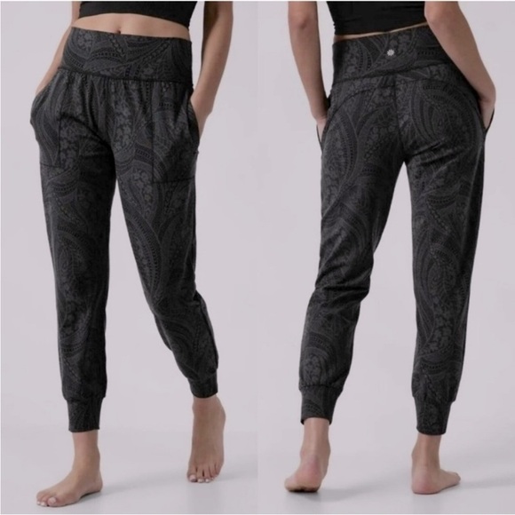 Athleta Pants - Athleta Salutation Textured Leggings